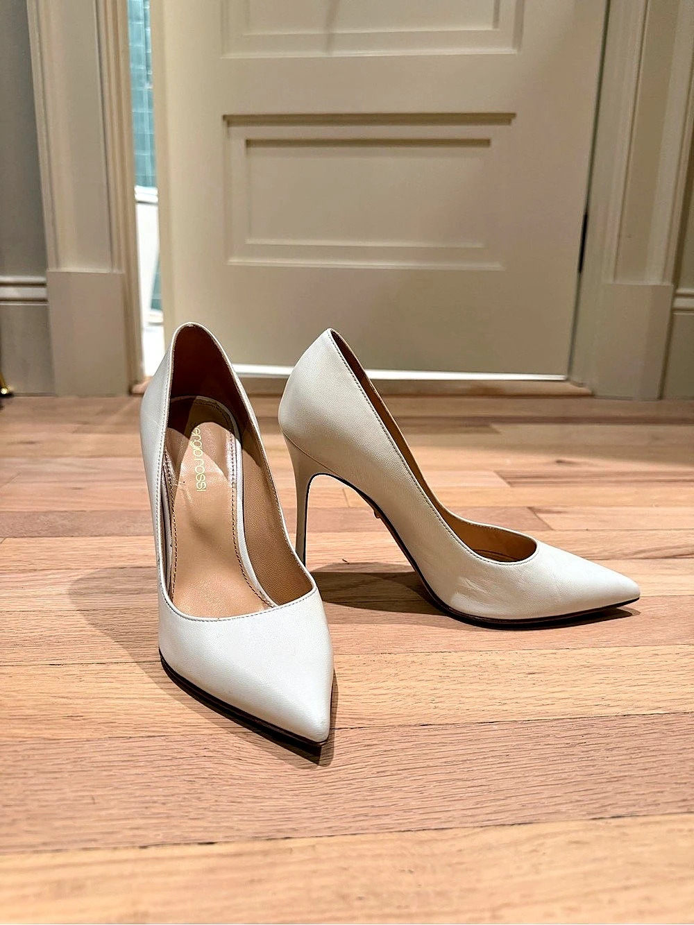 Gianvito Rossi Pointed Toe Pumps in White EU 36
